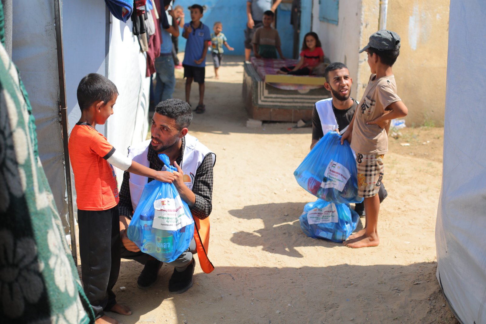 Distribución de alimentos y agua potable en Gaza