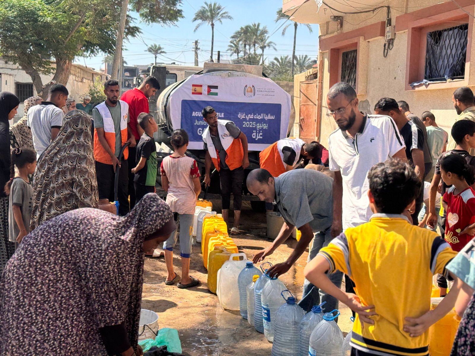 Familias recibiendo ayuda humanitaria Gaza