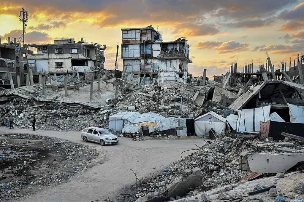 Edificios destruidos y tiendas de campaña de familias desplazadas en Jabalia, norte de Gaza, al atardecer