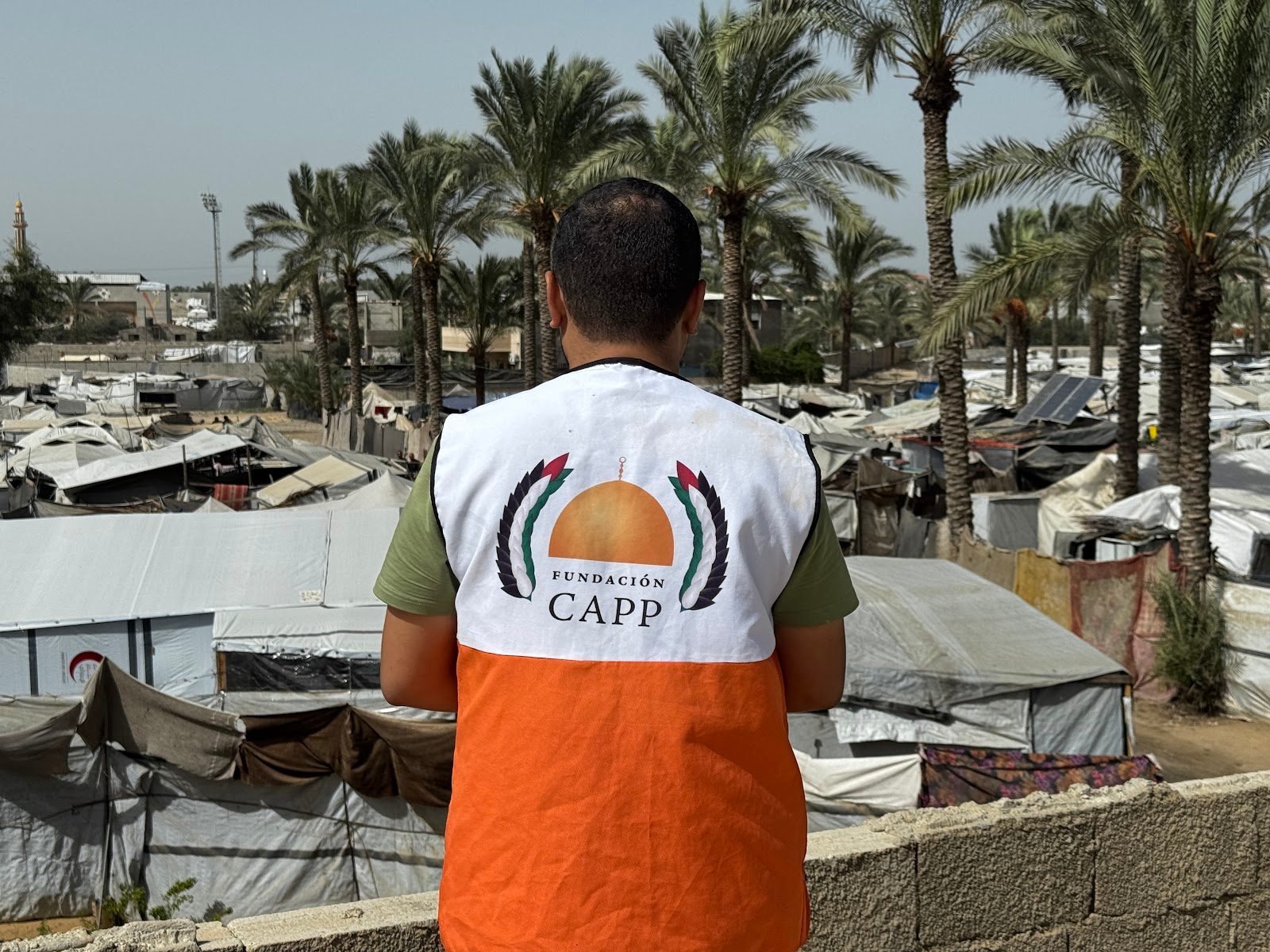 Voluntario de Fundación CAPP observa un campamento de refugiados en Gaza