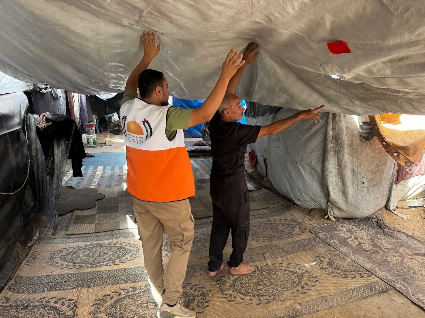 Equipo de Fundación CAPP revisa el techo dañado de una tienda en Gaza