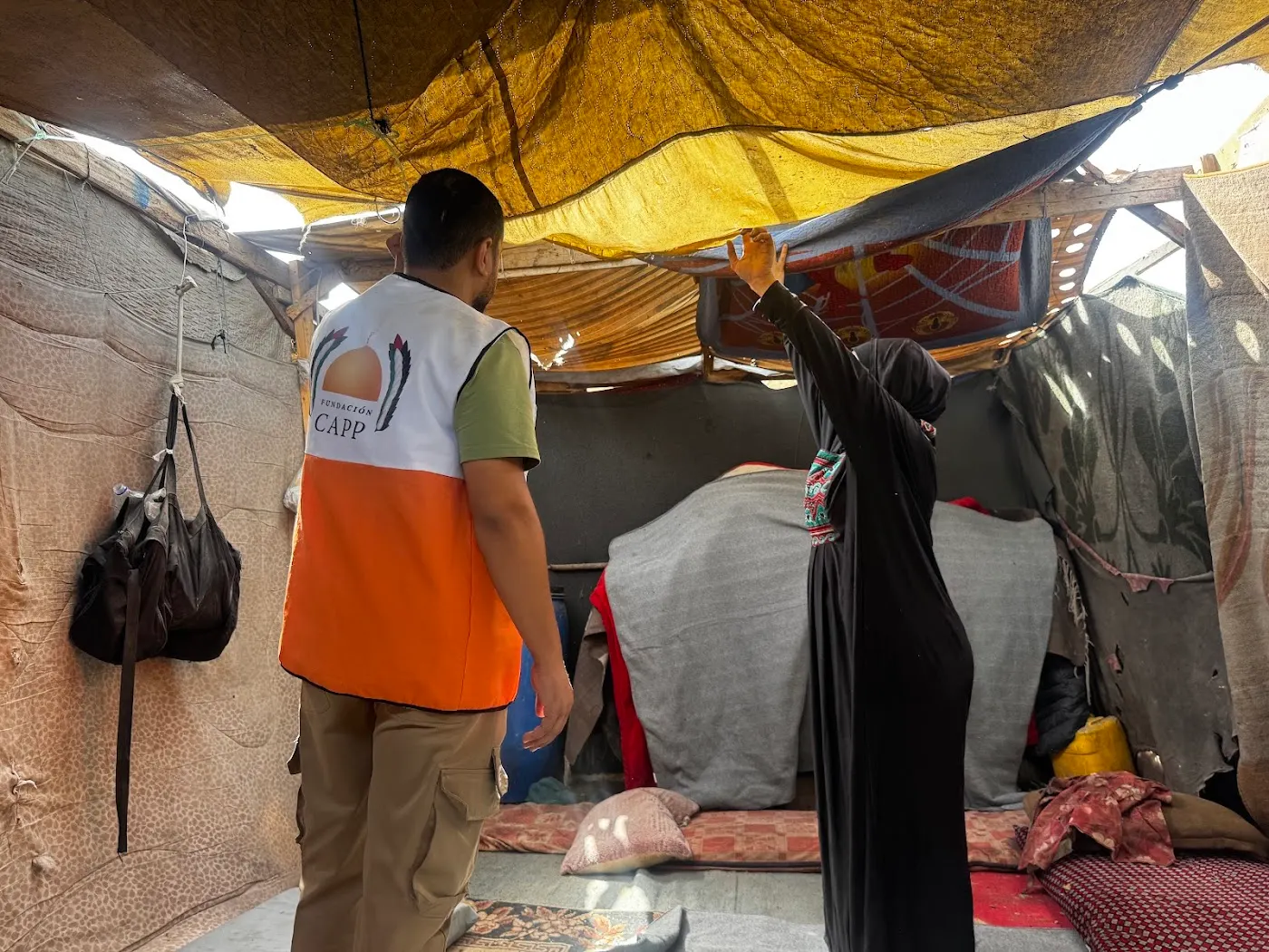 Equipo de Fundación CAPP visita a una familia desplazada en su tienda en Gaza